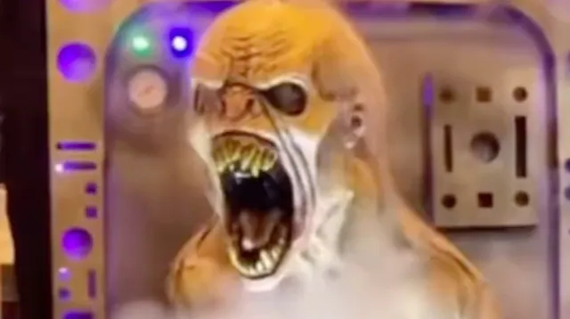 Animatronic Tweaking meme card