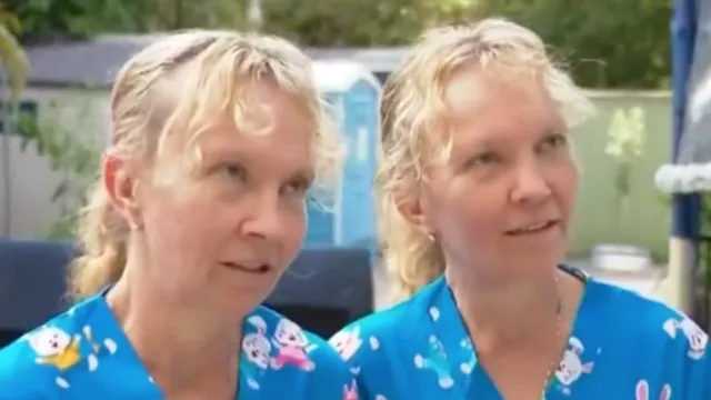 Carte meme Australian Twins Bridgette and Paula Powers Viral Video