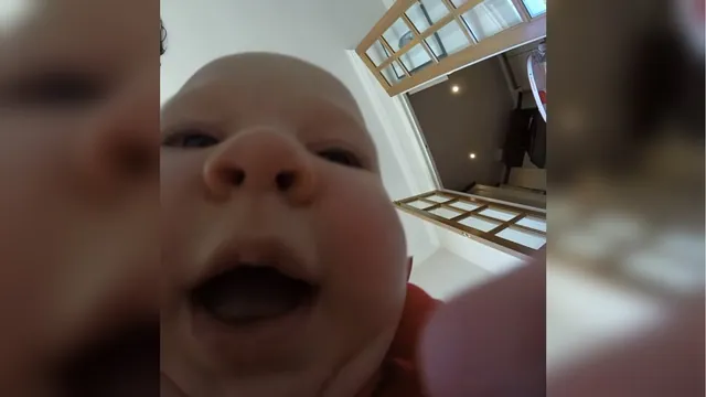Carte meme Baby Eats Camera