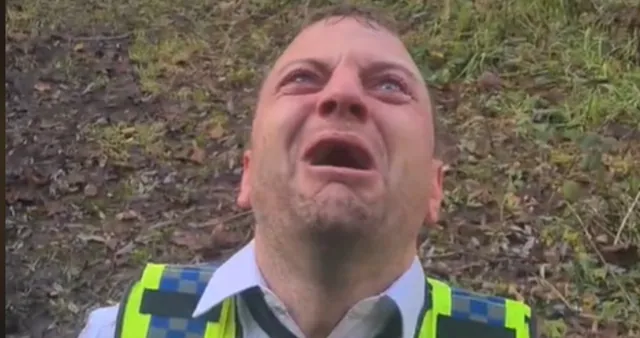 Carte meme British Cop Screaming at the Sky (Lewis Saunderson)