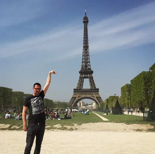 Carte meme Can Someone Photoshop The Eiffel Tower Under My Finger?