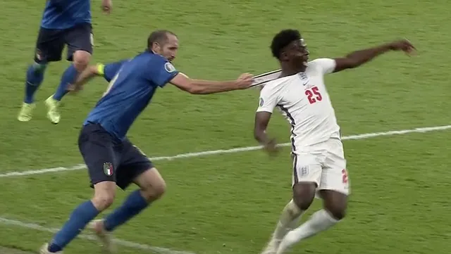 Carte meme Chiellini Pulling Saka