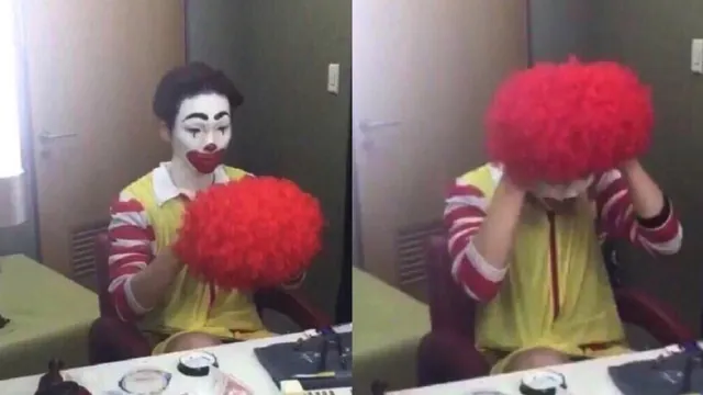 Carte meme Clown Putting On Wig / Key the Clown