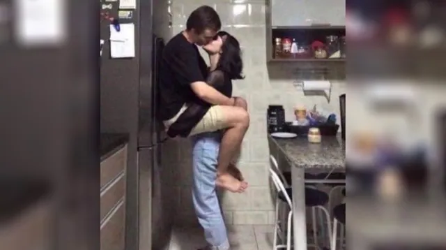 Carte meme Couple Kissing Against a Fridge