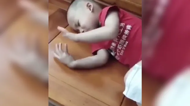 Carte meme Crying Baby Swiping Tablet While Asleep