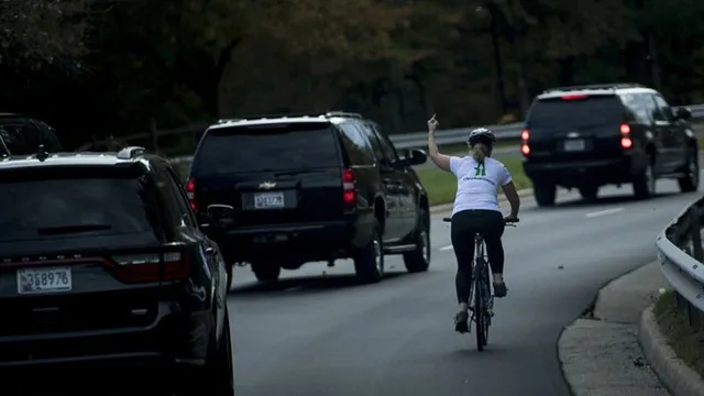 Carte meme Cyclist Flipping Off Donald Trump’s Motorcade