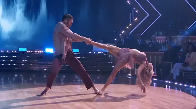 Carte meme Dancing With The Stars ’Leg Lift’ Trend