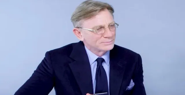 Carte meme Daniel Craig In A Suit