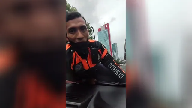 Carte meme Dishub Officer Stuck on the Car Hood