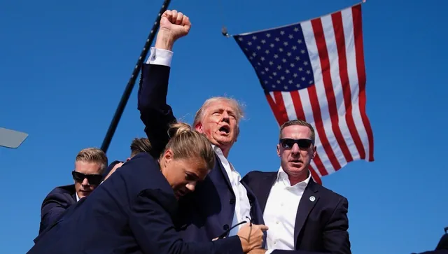 Carte meme Donald Trump Raised Fist Photograph