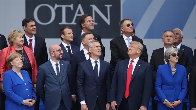 Carte meme Donald Trump’s Awkward NATO Summit 2018 Photo