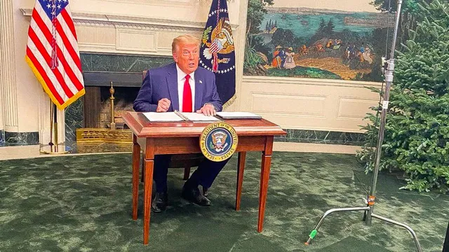 Carte meme Donald Trump’s Tiny Desk