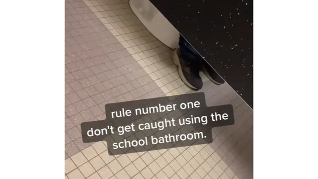 Carte meme Don’t Get Caught Pooping At School