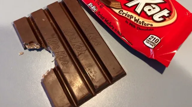 Carte meme Eating Kit-Kats the Wrong Way