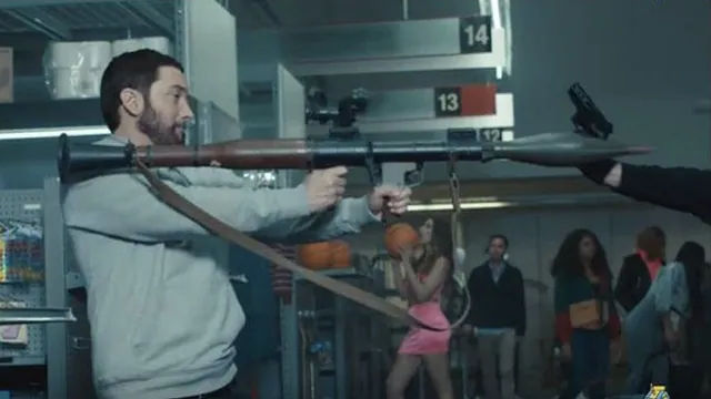 Carte meme Eminem Holding a Rocket Launcher