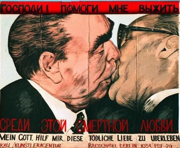 Carte meme « Fraternal Kiss » Parodies