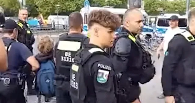 Carte meme German Zoomer Cop