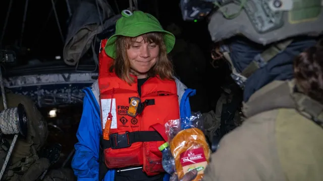 Carte meme Greta Thunberg Smiling At Israeli Sandwich