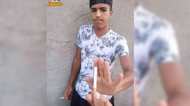 Carte meme Guy Refusing Cigarette While Holding One