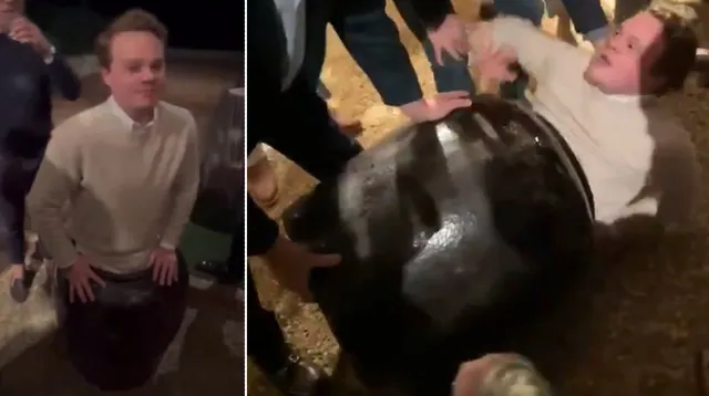 Carte meme Guy Stuck In Vase / Urn Guy