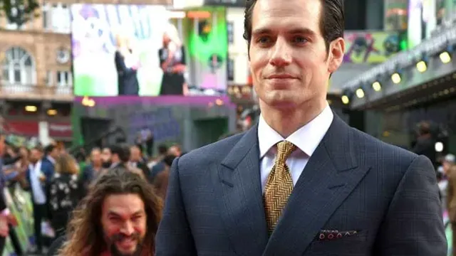 Carte meme Jason Momoa Sneaks Up on Henry Cavill