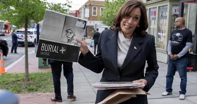 Carte meme Kamala Harris Holding A Vinyl Record