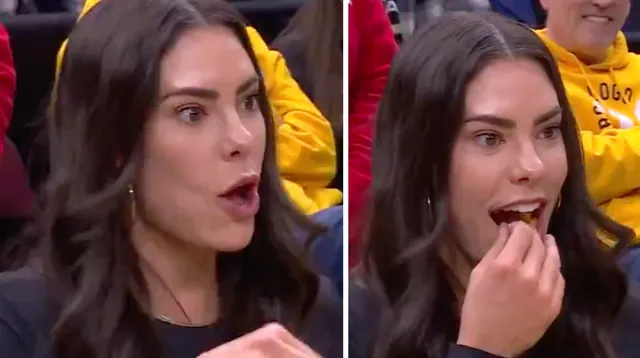 Carte meme Kelsey Plum Eating Popcorn