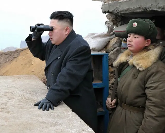 Carte meme Kim Jong-Un Looking Through Binoculars