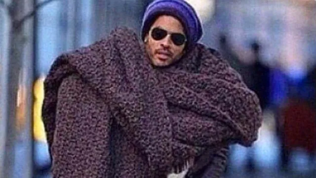 Carte meme Lenny Kravitz’s Giant Scarf