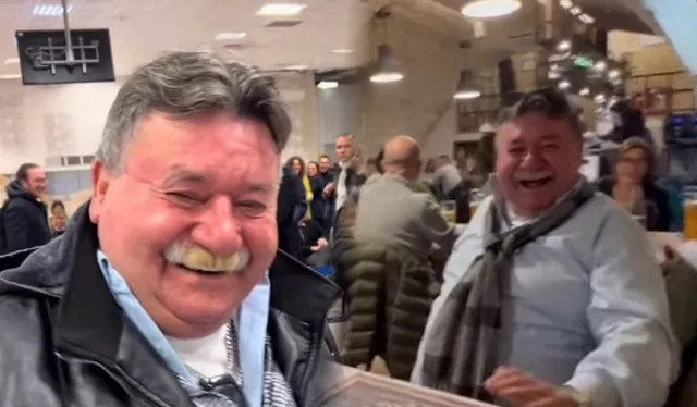 Carte meme Man Laughing at a Whistle