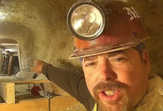Carte meme Men Digging Tunnels
