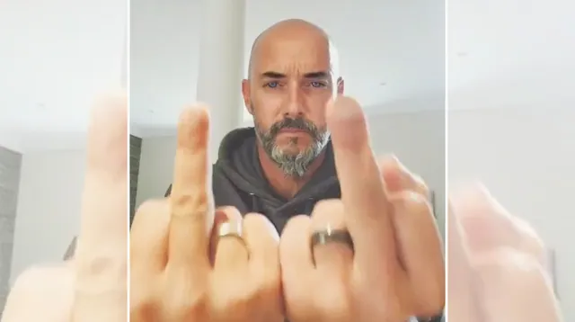 Carte meme Middle Finger Gun Guy / Too All The Corrupt Government 🖕