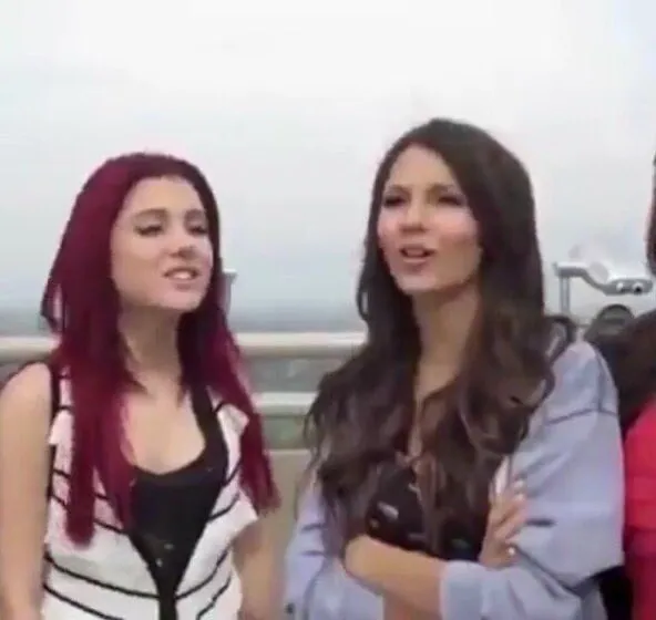Carte meme Petty Victoria Justice / I Think We All Sing