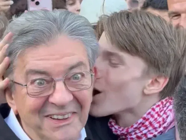 Мем Elwan kisses Mélenchon