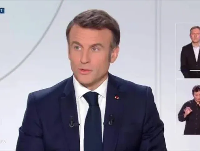 Meme Vous êtes assis devant moi