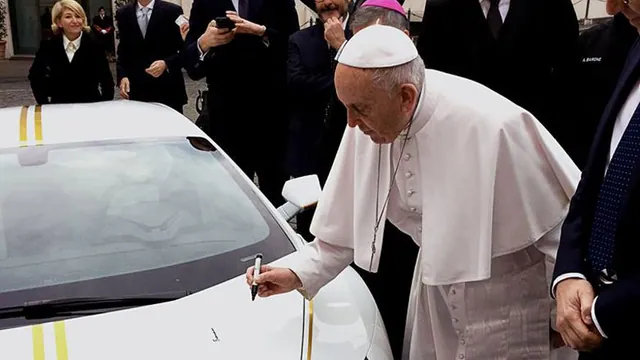Carte meme Pope Francis Signs a Lamborghini