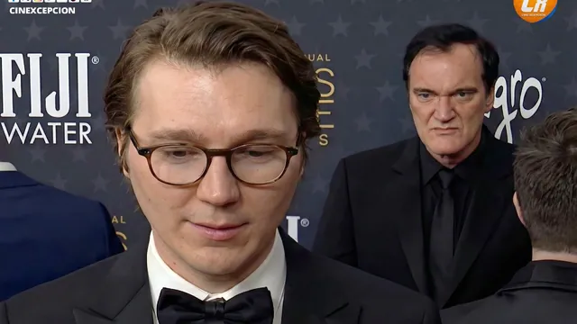 Carte meme Quentin Tarantino Standing Behind Paul Dano