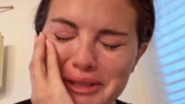 Carte meme Selena Gomez Crying About Deportations