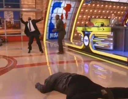 Carte meme Shaquille O’Neal’s Epic Fall