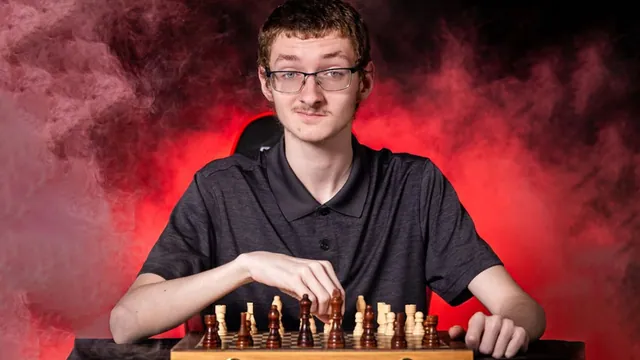 Carte meme Smirking Chess Guy