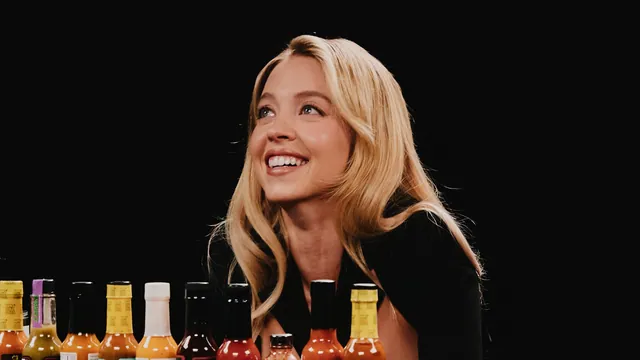 Carte meme Sydney Sweeney on Hot Ones