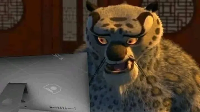 Carte meme Tai Lung Looking At Computer