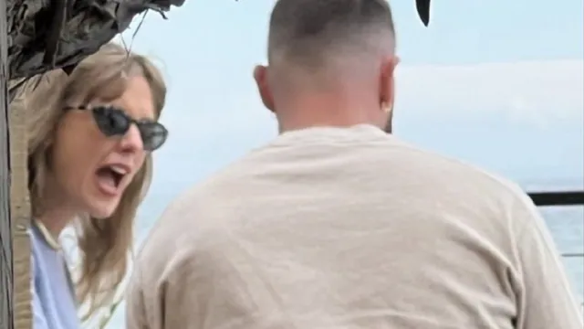 Carte meme Taylor Swift Yelling at Travis Kelce