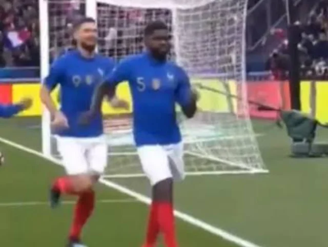 Meme Umtiti casse la démarche