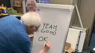 Carte meme Bernie Sanders Writing on a Whiteboard, rareté commune