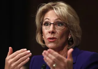 Carte meme Betsy DeVos’ "Grizzly Bear Attacks" Remark, rareté commune