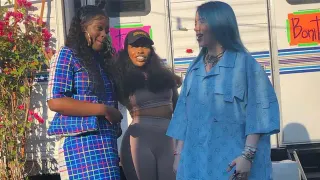 Carte meme Billie Eilish in an Oversized Blue Shirt, rareté commune