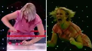 Carte meme Blonde Lady Screaming And Throwing Ball / « The Cube » Lady Screaming, rareté commune