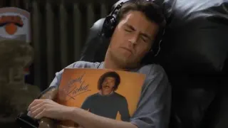 Carte meme Chandler Bing Hugging a Record, rareté commune