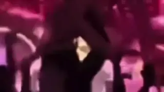 Carte meme Attention les chaises, y a le chèque de caution, rareté épique